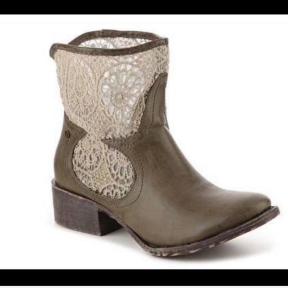 Groove Daisy Lace Distressed look ankle boots 7